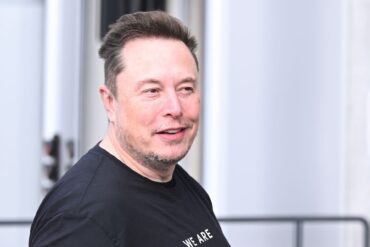 Elon Musk unterstützt Trump im Wahlkampf - und macht auf seiner Plattform X immer wieder Stimmung gegen dessen Kontrahentin Harris. (Archivbild)