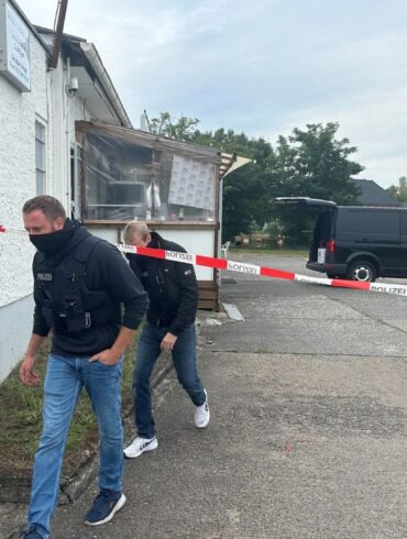 Polizisten durchsuchen Räume des Islamischen Zentrum in Fürstenwalde.