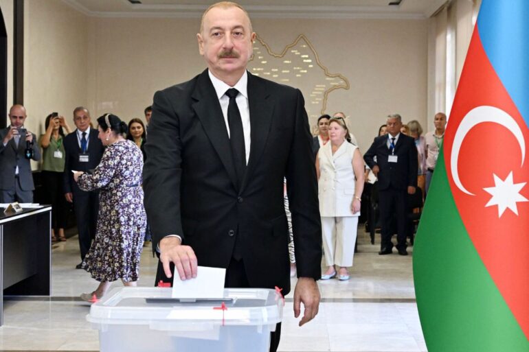 Aserbaidschans Präsident Aliyev gibt seine Stimme bei der Parlamentswahl ab (Archivbild)