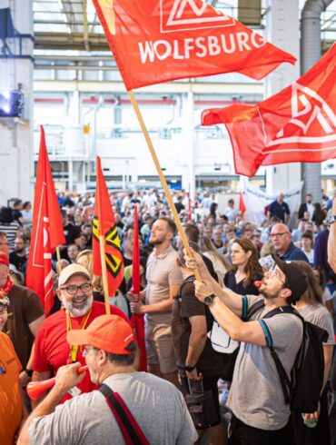 Auf der Betriebsversammlung protestieren VW_Beschäftgigten gegen die SPrpläne des Konzerns.