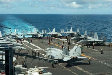 Die USA ziehen den Flugzeugträger «USS Theodore Roosevelt» aus dem Roten Meer ab. (Archivbild)