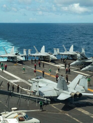 Die USA ziehen den Flugzeugträger «USS Theodore Roosevelt» aus dem Roten Meer ab. (Archivbild)