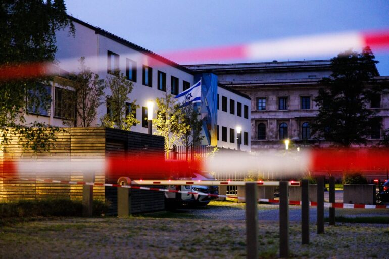 Auch am Freitag waren Bereiche um das Konsulat abgesperrt.
