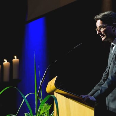 Ministerpräsdient Hendrik Wüst (CDU) hat den Solingen-Anschlag als barbarischen Terror und zugleich als Wendepunkt bezeichnet.