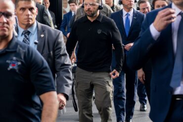 Selenskyj ließ sich die Scranton Army Ammunition Plant in Scranton zeigen.