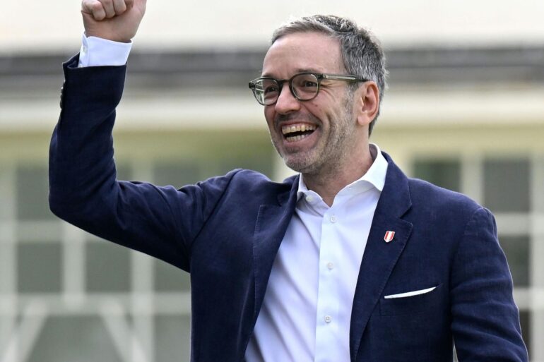 FPÖ-Chef Herbert Kickl ist als Sieger der Parlamentswahl in Österreich bester Dinge.
