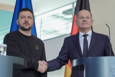 Bundeskanzler Olaf Scholz (rechts, SPD) ist für mehr diplomatische Bemühungen zur Beendigung des Ukraine-Kriegs und betonte sein gutes Verhältnis zum ukrainischen Präsidenten Wolodymyr Selenskyj.