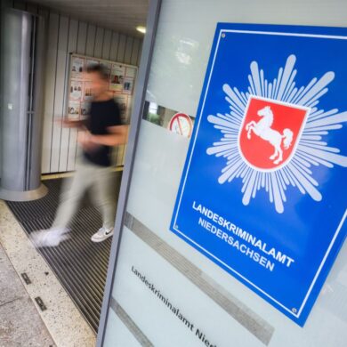 Nach Veröffentlichung eines neu entdeckten Videos sind beim Landeskriminalamt Niedersachsen neue Hinweise zu dem gesuchten früheren RAF-Mitglied Burkhard Garweg eingegangen. (Archivbild)