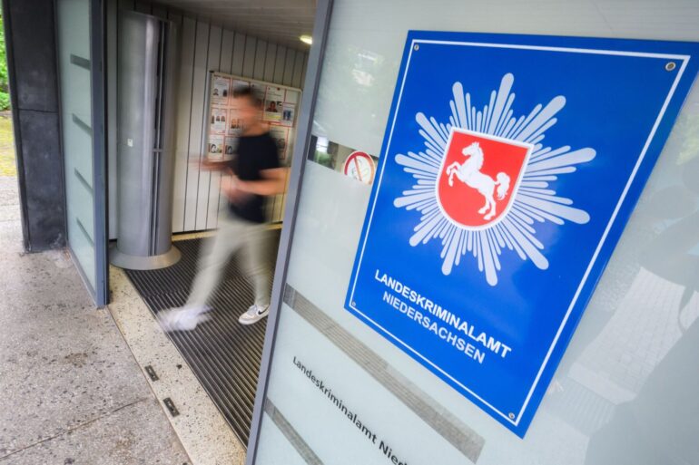 Nach Veröffentlichung eines neu entdeckten Videos sind beim Landeskriminalamt Niedersachsen neue Hinweise zu dem gesuchten früheren RAF-Mitglied Burkhard Garweg eingegangen. (Archivbild)