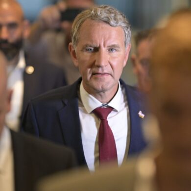 Thüringens AfD-Spitzenkandidat Björn Höcke will Gespräche mit den anderen Parteien über eine Regierungsbeteiligung führen - trotz fehlender Koalitionsaussichten.