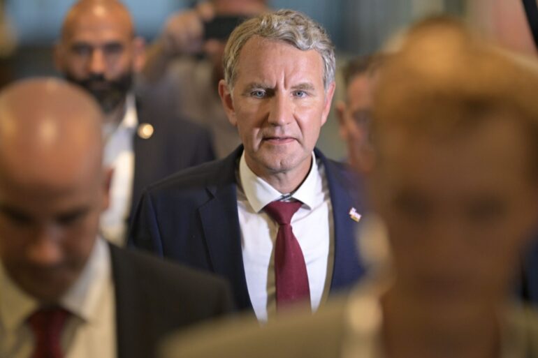 Thüringens AfD-Spitzenkandidat Björn Höcke will Gespräche mit den anderen Parteien über eine Regierungsbeteiligung führen - trotz fehlender Koalitionsaussichten.