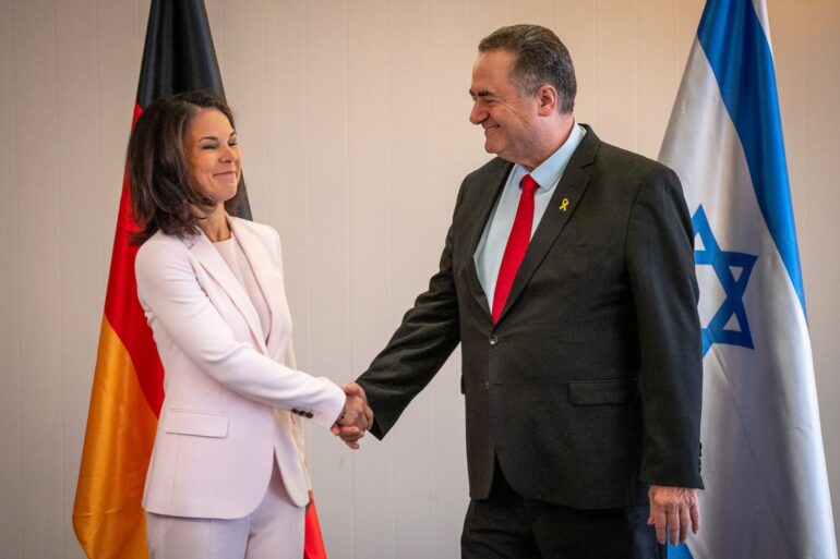 Das jüngste Treffen von Außenministerin Annalena Baerbock mit ihrem israelischen Kollegen Israel Katz ist erst gut zwei Monate her. Jetzt ist die Grünen-Politikerin erneut in Israel. Noch immer gibt es keinen Erfolg bei den Vermittlungsbemühungen um eine Waffenruhe im Gazastreifen und eine Freilassung der Geiseln aus der Hand der Hamas.
