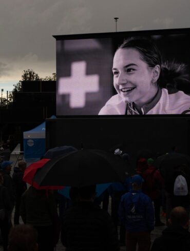 Ein Foto von Muriel Furrer auf der Leinwand im Zielbereich der WM.