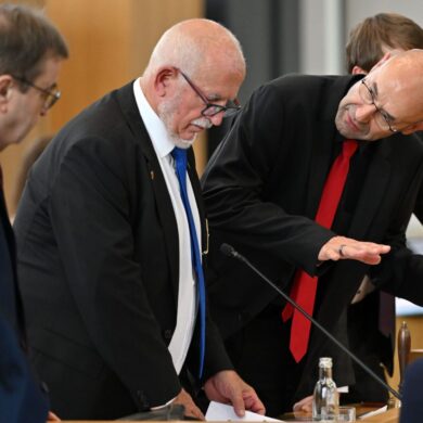 Bei der ersten Sitzung des Thüringer Landtags gibt es scharfe Kritik an den Alterspräsidenten der AfD, Jürgen Treutler (Mitte).