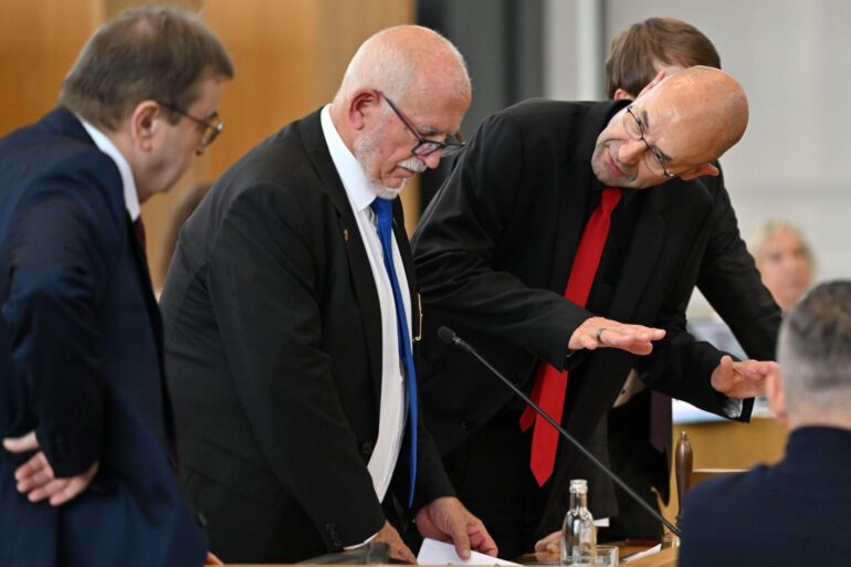 Bei der ersten Sitzung des Thüringer Landtags gibt es scharfe Kritik an den Alterspräsidenten der AfD, Jürgen Treutler (Mitte).
