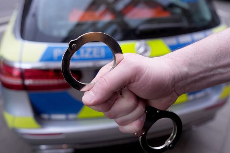 Polizei und Staatsanwaltschaft ist ein Schlag gegen ein Netzwerk mutmaßlicher Pädokrimineller gelungen. (Illustration)
