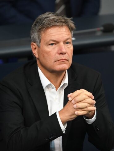 Manche Grüne fragen sich, ob eine Kanzlerkandidatur angesichts von Umfragewerten um die zehn Prozent überhaupt realistisch ist. Bundeswirtschaftsminister Robert Habeck sagt, das solle auf dem Bundesparteitag Mitte November geklärt werden.