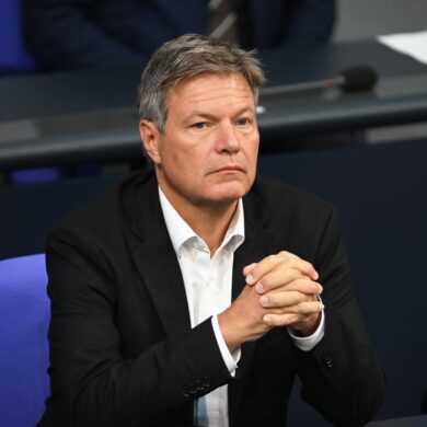 Manche Grüne fragen sich, ob eine Kanzlerkandidatur angesichts von Umfragewerten um die zehn Prozent überhaupt realistisch ist. Bundeswirtschaftsminister Robert Habeck sagt, das solle auf dem Bundesparteitag Mitte November geklärt werden.