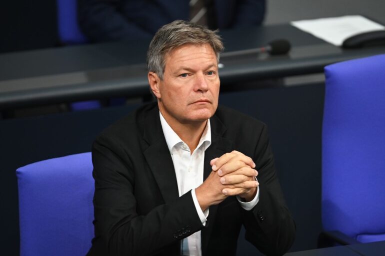 Manche Grüne fragen sich, ob eine Kanzlerkandidatur angesichts von Umfragewerten um die zehn Prozent überhaupt realistisch ist. Bundeswirtschaftsminister Robert Habeck sagt, das solle auf dem Bundesparteitag Mitte November geklärt werden.
