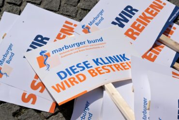60.000 Ärzte sind aufgerufen, am Montag einen Tag lang die Arbeit niederzulegen. (Archivbild)