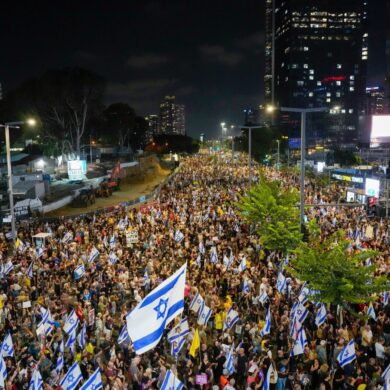 Trotz andauernder Massenproteste hält Israels Regierung an ihrem Kurs fest.