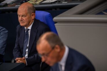 Scholz bietet Merz im Bundestag die Fortsetzung der Migrationsgespräche an, der will aber nicht.