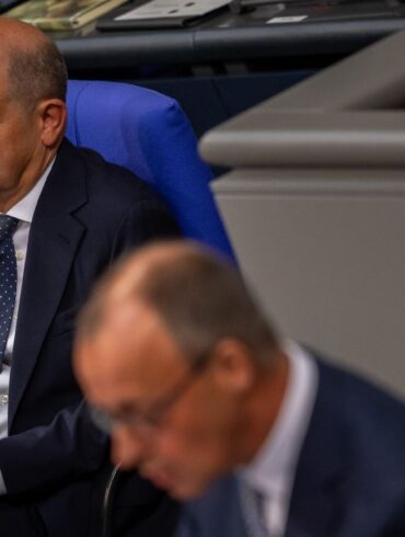 Scholz bietet Merz im Bundestag die Fortsetzung der Migrationsgespräche an, der will aber nicht.