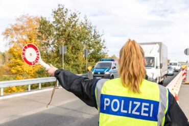 In den deutschen Grenzen zu wird seit Herbst kontrolliert - aus Sicht der Union sollen dabei künftig bestimmte Migranten zurückgewiesen werden. (Archivbild)