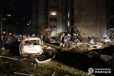 Der Einschlag einer russischen Gleitbombe hat schwere Zerstörungen in Charkiw verursacht.