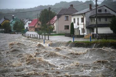 Der Fluss in der tschechischen Gemeinde Bìlá ist zu einem reißenden Strom angeschwollen.