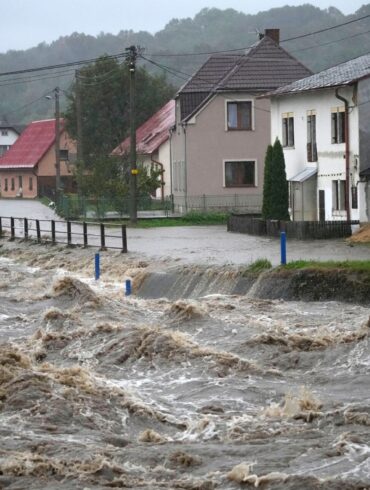 Der Fluss in der tschechischen Gemeinde Bìlá ist zu einem reißenden Strom angeschwollen.