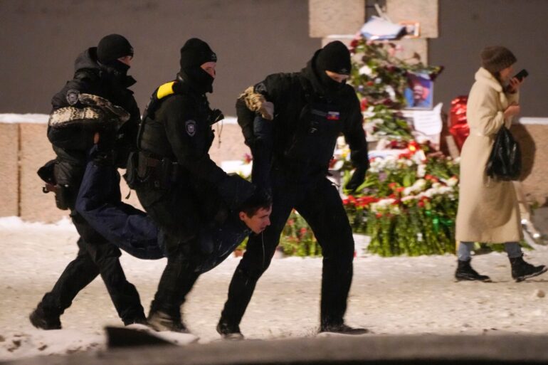 Polizeieinsatz in St. Petersburg (Archivbild). Kritiker des russischen Krieges gegen die Ukraine und Andersdenkende werden laut einem UN-Bericht immer schärfer verfolgt.