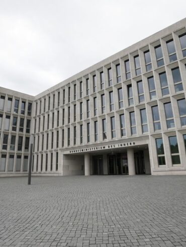 Im Bundesinnenministerium trifft man sich hinter verschlossenen Türen. (Archivbild)