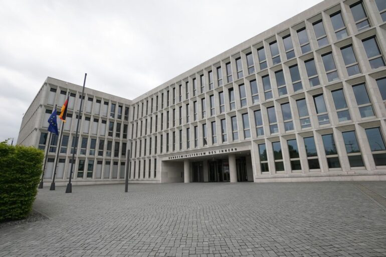 Im Bundesinnenministerium trifft man sich hinter verschlossenen Türen. (Archivbild)