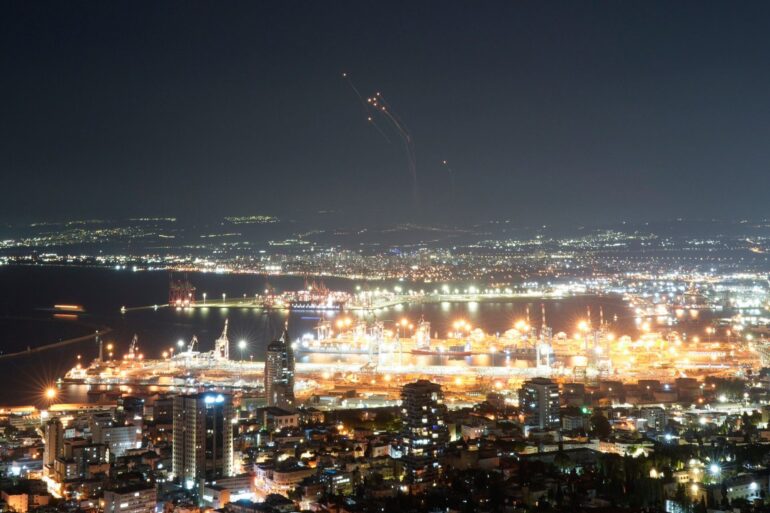Das israelische Luftabwehrsystem feuert Raketen ab.