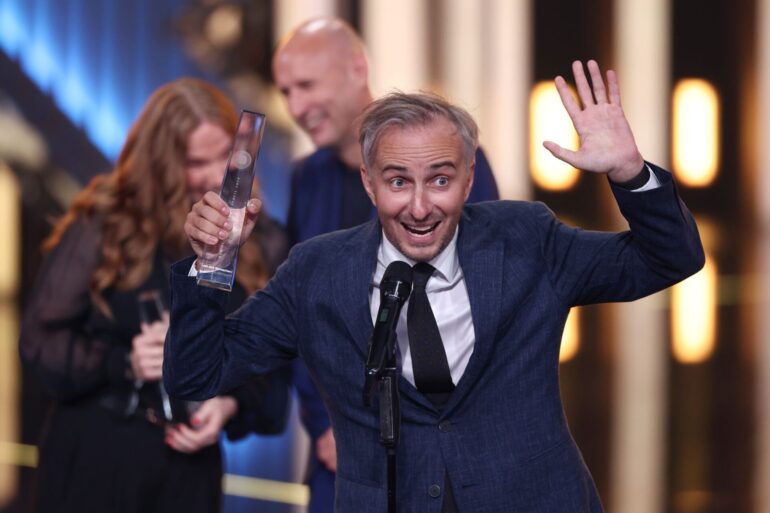 Jan Böhmermann freut sich über den Deutschen Fernsehpreis für die beste Unterhaltungs-Show.