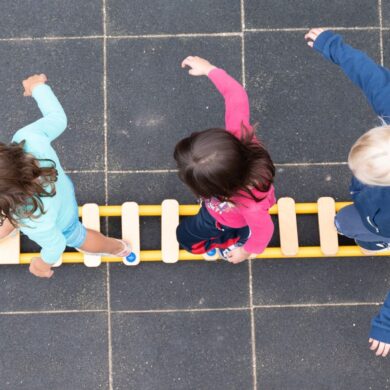 Die Zahl der Kinder unter drei Jahren in Kindertagesbetreuung ist zum 1. März 2024 im Vorjahresvergleich um rund 8.400 auf insgesamt 848.200 Kinder gesunken (Symbolbild).