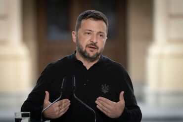 Der ukrainische Präsident Wolodymyr Selenskyj fordert mehr Tempo bei versprochenen Lieferungen von Flugabwehrwaffen. (Archivbild)