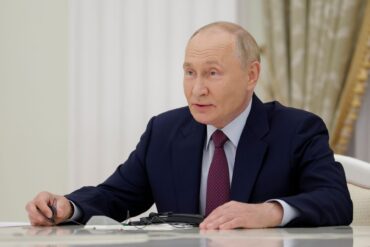 Der russische Präsident Wladimir Putin hat im Krieg gegen die Ukraine immer wieder auf das Abschreckungspotenzial seiner Atomwaffen hingewiesen und passt nun die entsprechende Dokumente an.