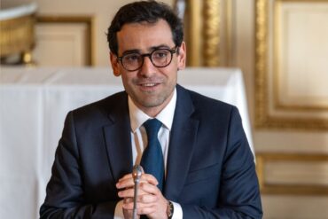 Frankreich schlägt Außenminister Stephane Sejourne für die EU-Kommission vor.