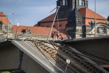 Wo Minuten zuvor noch Straßenbahnen führen, ist ein Teil der Brücke zusammengebrochen.