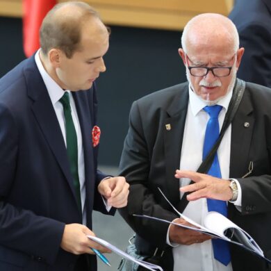 Nach einer Gerichtsentscheidung muss sich der AfD-Alterspräsidenten an Regen halten.