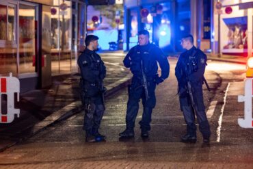 Polizisten stehen nach dem Terroranschlag von Solingen in der Innenstadt. (Archivbild)