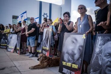 Immer wieder fordern Demonstranten in Israel die Freilassung der Geiseln. (Archivbild)