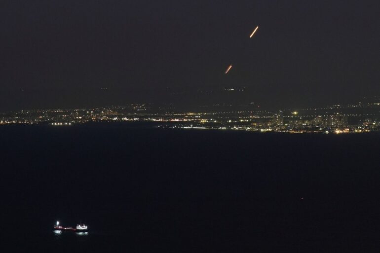 Das israelische Luftabwehrsystem Iron Dome fängt Raketen ab. (Archivbild)