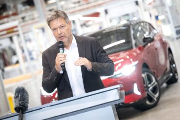 Bei der angestrebten Kostensenkung sollte das VW-Management aus Sicht von Habeck nicht «kaltherzig» über die Belegschaft hinweggehen und Standorte infrage stellen.
