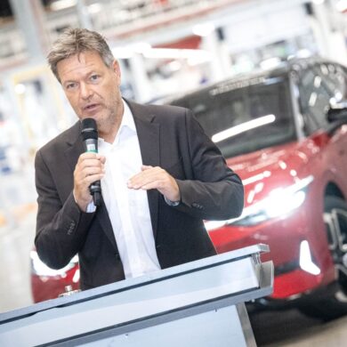 Bei der angestrebten Kostensenkung sollte das VW-Management aus Sicht von Habeck nicht «kaltherzig» über die Belegschaft hinweggehen und Standorte infrage stellen.