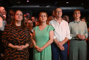 Betroffene Gesichter bei den Grünen: In Thüringen bleibt die Partei unter der 5-Prozent-Hürde, in Sachsen ist sie laut Hochrechnung nur knapp drüber.