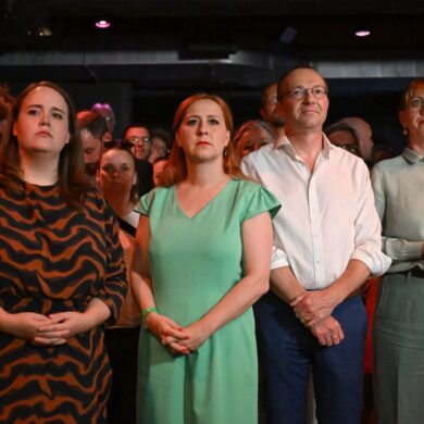 Betroffene Gesichter bei den Grünen: In Thüringen bleibt die Partei unter der 5-Prozent-Hürde, in Sachsen ist sie laut Hochrechnung nur knapp drüber.