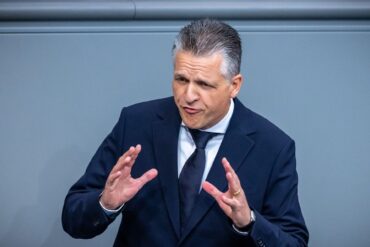 Der Parlamentarische Geschäftsführer der Unionsfraktion, Thorsten Frei (CDU), sagt, das von der Ampel-Koalition vorgelegte "Sicherheitspaket" sei nicht falsch.